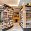 Quintessa Hotel Tokyo Haneda Comic and Books