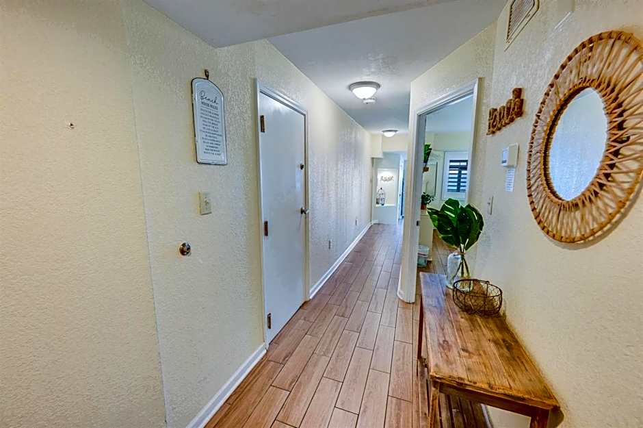 Oceanfront Views, Recently Renovated Kitchen,Pools