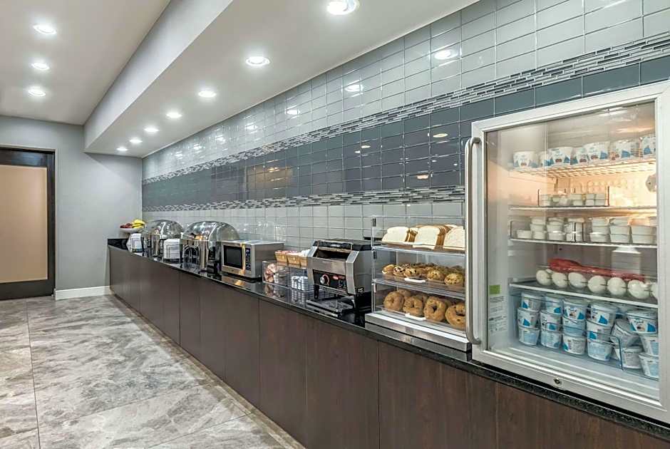 La Quinta Inn & Suites by Wyndham Arlington North Six Flags Drive