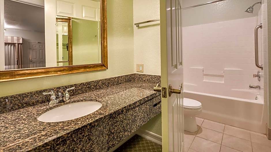 Best Western Plus Bayshore Inn