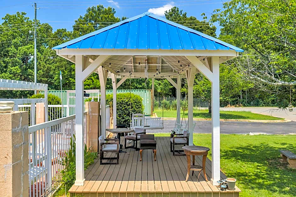 Gray Inn & Suites