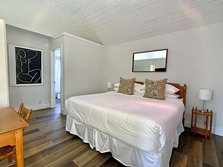Premium 1 King Bed Cathedral Ceiling, Sitting Area and Fireplace
