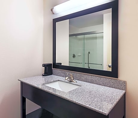 1 King W/Fridgertor Nonsmoking