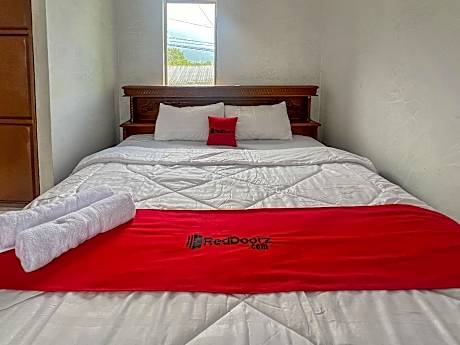 RedDoorz Syariah at Jalan Dieng 4