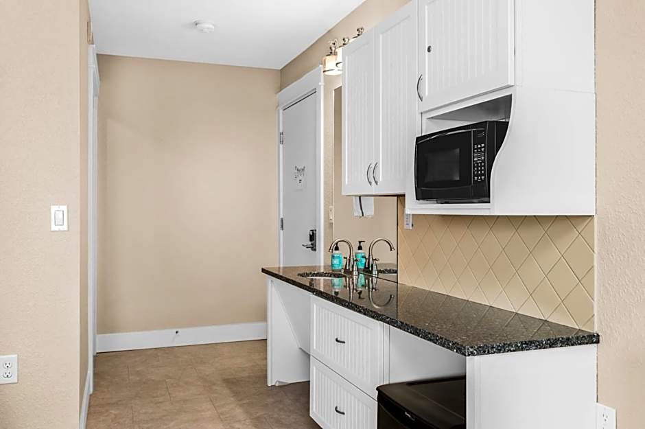 Gold Coast Inn ⁀➷ Breathtaking Sunsets ➠ Standard Lake View Room ➠ 106