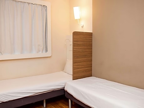 Standard room with two single beds