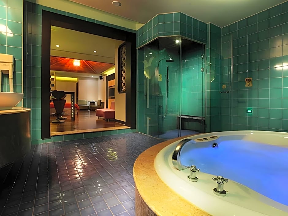 Royal Group Motel Chien Kuo Branch