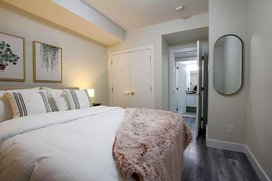 Executive Bsmt Suite, King Bed, 5 min to DT & Whyte Ave, Sleeps 6!