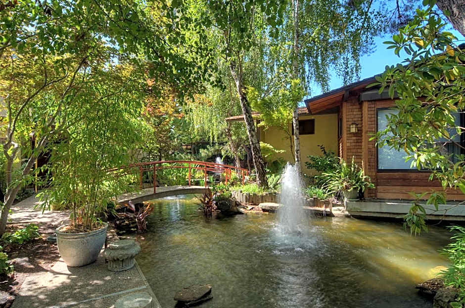 Dinah`S Garden Hotel