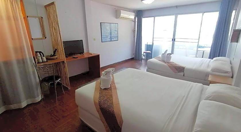 Beachfront Hotel Cha Am