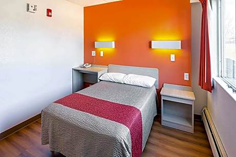 1 Queen Bed | ADA/Tub/Micfridge