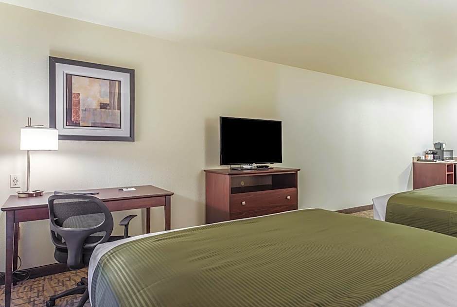 Cobblestone Hotel & Suites - Hutchinson