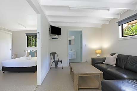 Economy Cabin - Sleeps 4 - Dog Friendly