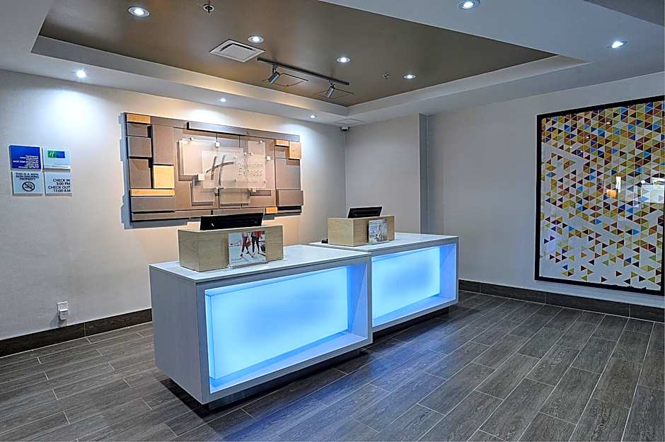 Holiday Inn Express & Suites Toronto Airport West By IHG