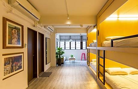 Double Bed in 6-Bed Mixed Dormitory Room
