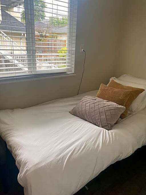 Quiet-comfy 4 bedroom house on a quiet tree lined street in Kitsilano