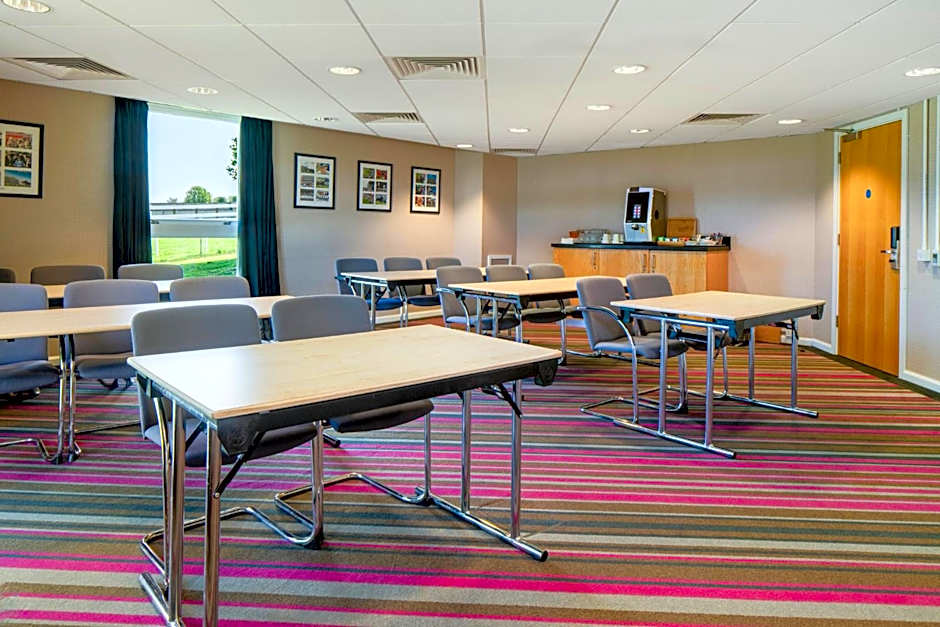 Holiday Inn Express London - Epsom Downs By IHG