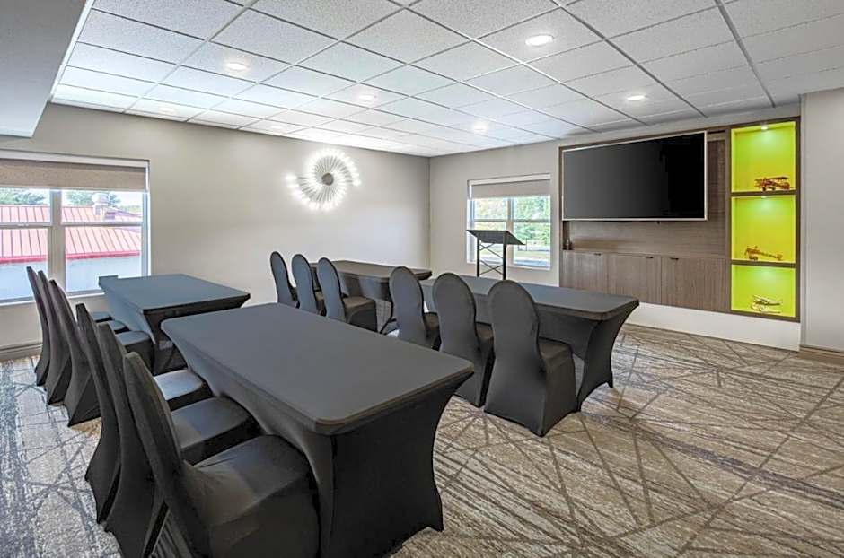 La Quinta Inn & Suites by Wyndham Lexington Park