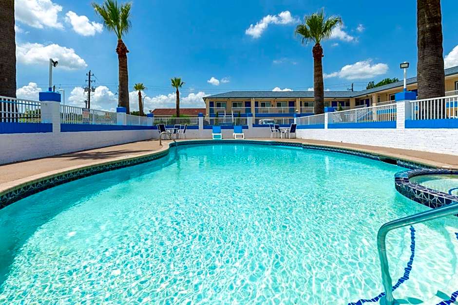 Days Inn by Wyndham Baytown TX