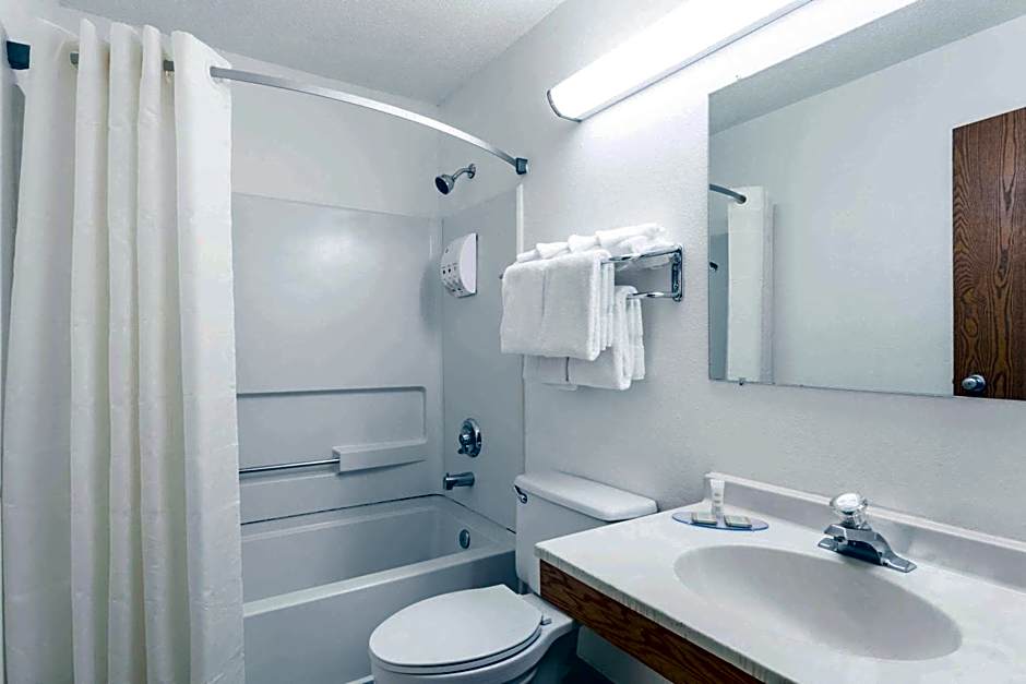 Super 8 by Wyndham Hampton