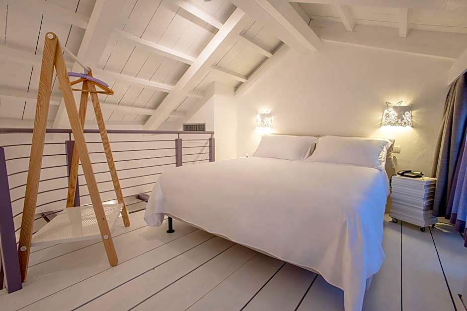 Uve Rooms & Wine Bar