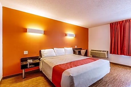 1 King Bed | Non-Smoking