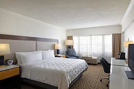 1 King Bed Standard Comm Access Tub