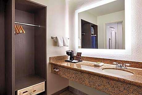 Larger King Room with Spa Bath and Wet Bar - Non-Smoking
