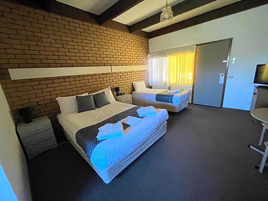SHEPPARTON MOTOR INN Tudor House Motel