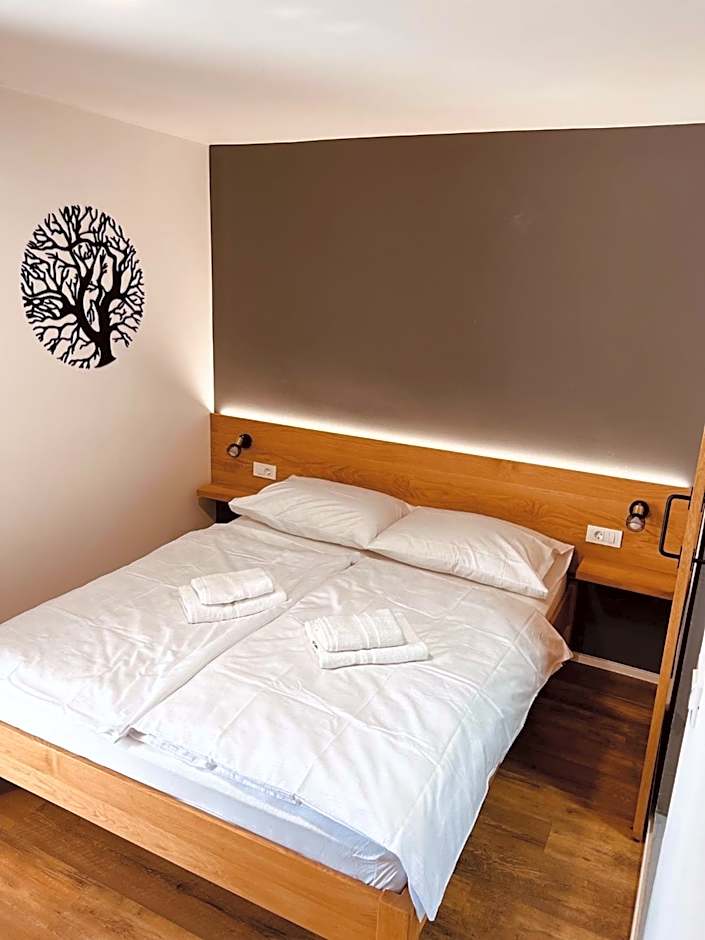 PJ Hotel Cerklje - 5min to Airport - Free Parking