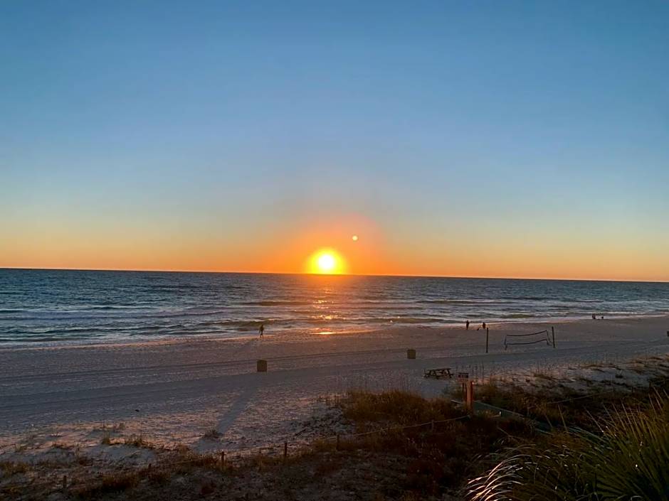 Sandy Bottoms Beachfront Studio On The Sand