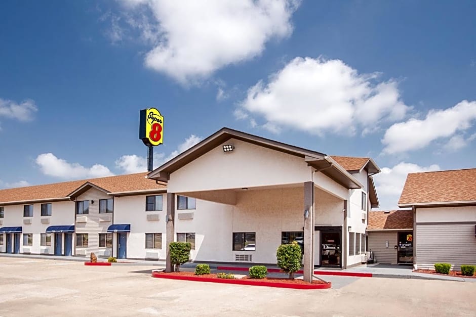 Super 8 by Wyndham Van Buren/Ft. Smith Area