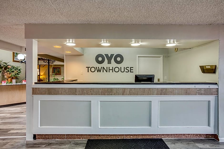 OYO Townhouse Tulsa Woodland Hills