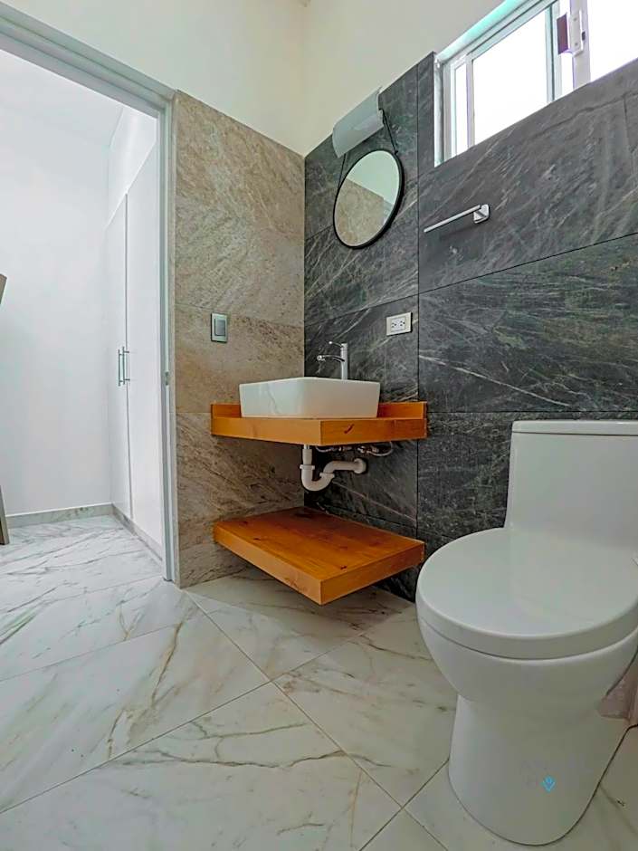 Commercial Zone Studios, Pool, BBQ and Beach 7 Blocks