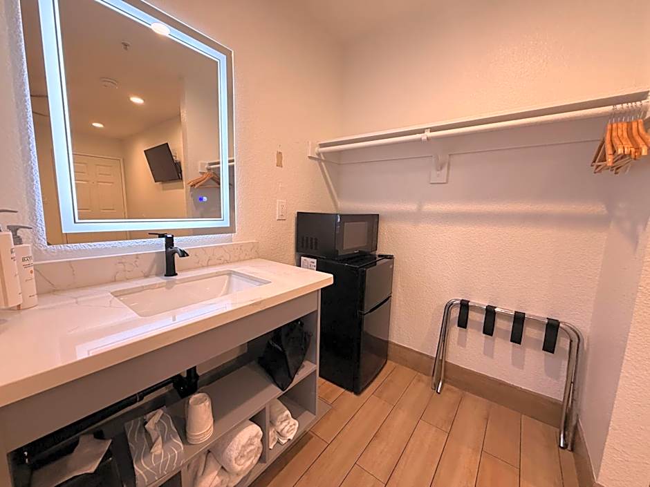 Holland Inn and Suites