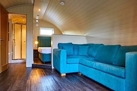 Superior Ensuite Pod with Electric Hot Tub (No Pets)