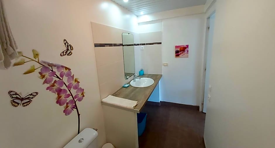 Au Petit Canal Fleuri