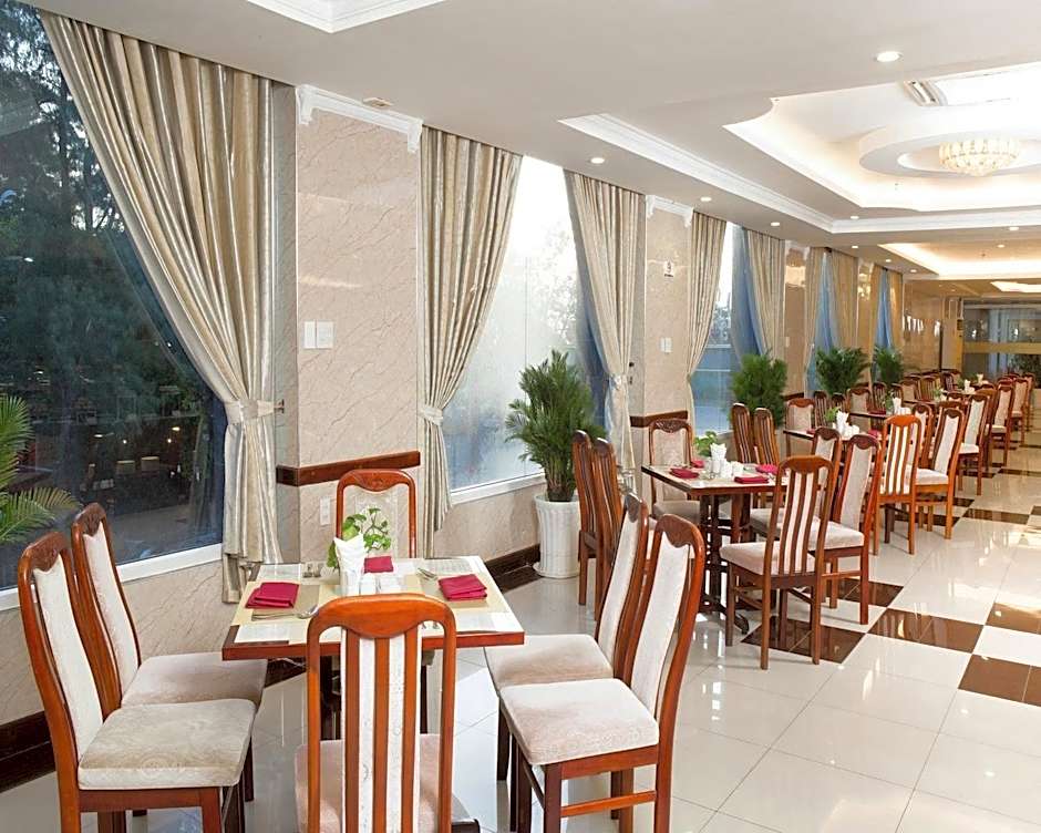 Van Phat Riverside Hotel