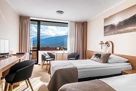 Standard Twin Room with Mountain View