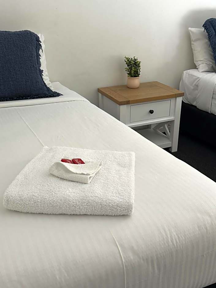 The Oaks Hotel Motel