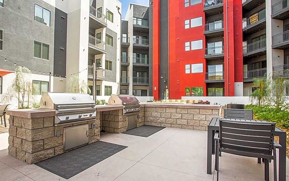 Luxury Designed 2 Bedrooms Part Hotel in Woodland Hills CA