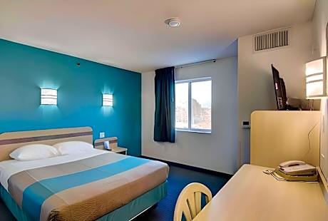 Queen Room with Roll-In Shower - Disability Access/Non Smoking