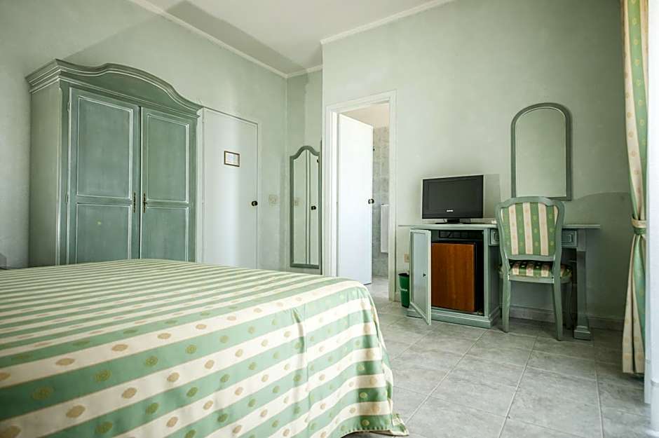 Photo 1 of 4 of Single Room