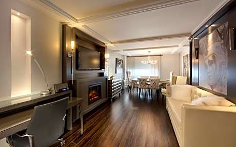 Topaz Premium Suite, 1 King Bed and 1 Queen Murphy Bed