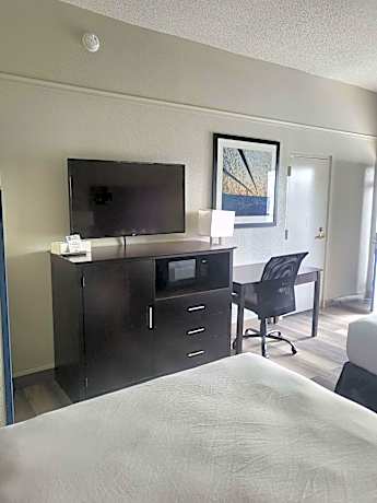 Queen Suite - Non-Smoking