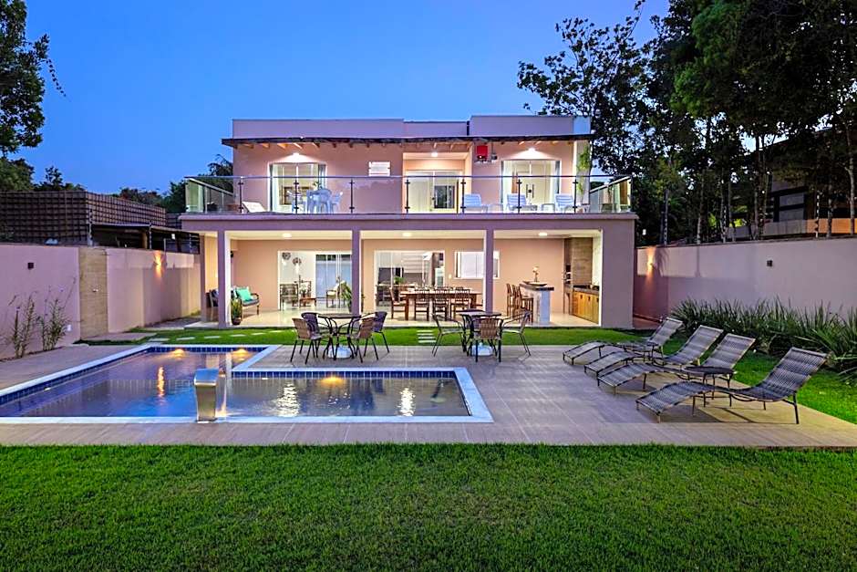 Muito espaço para criançada brincar! Casa com Piscina e Churrasqueira Privativa! Até 14Pax