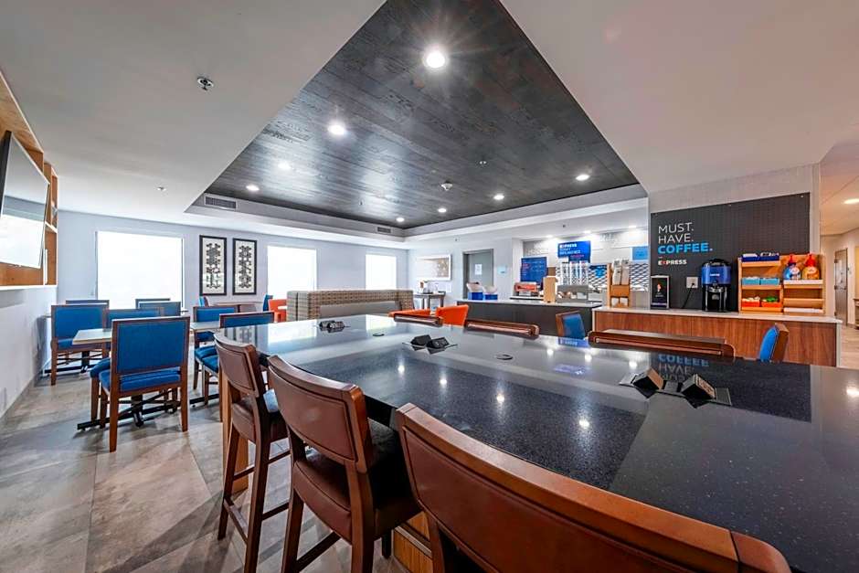 Holiday Inn Express Hotel & Suites Petersburg/Dinwiddie By IHG