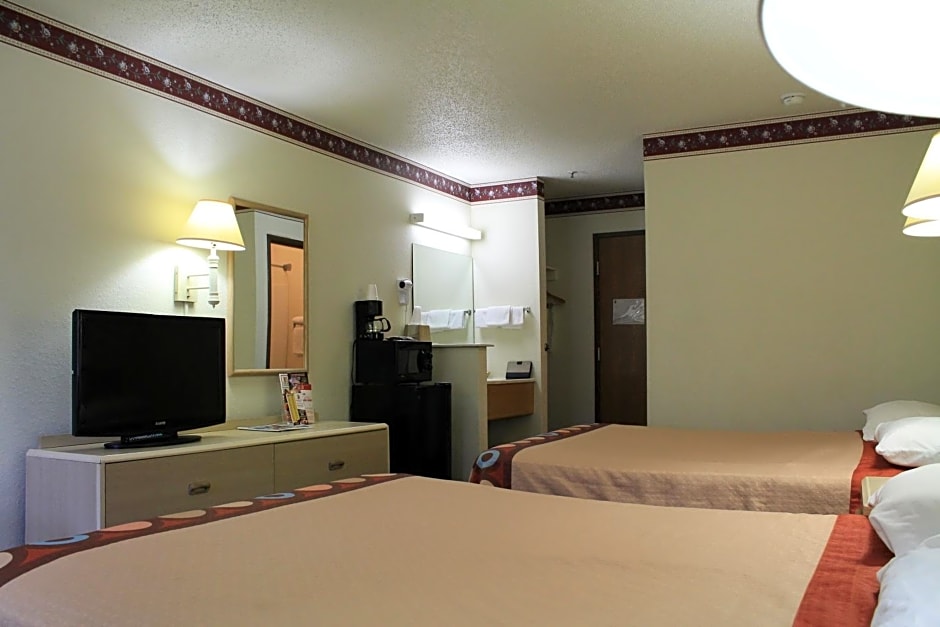 Super 8 by Wyndham San Antonio/Fiesta