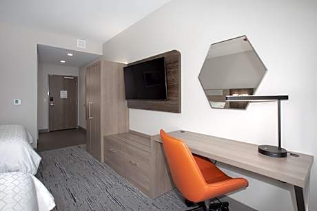 2 Queen Standard Communications Accessible