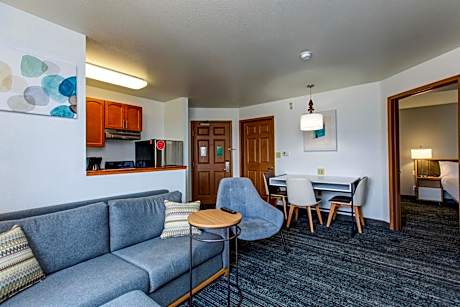 Two-Bedroom Queen Suite